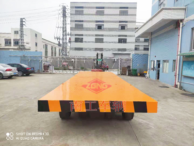 1672976827159335.jpg 30噸重型平板拖車帶四個(gè)轉(zhuǎn)盤2I.jpg