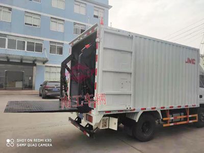 1673081581700440.jpg 1.5噸內(nèi)置汽車尾板4I.jpg