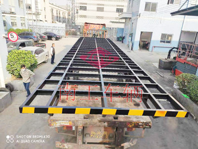 1675301581850080.jpg 15噸13米加長(zhǎng)骨架型平板拖車I.jpg