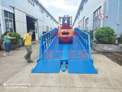 12噸移動(dòng)式登車橋 高護(hù)欄5I.jpg