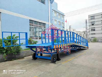 12噸移動(dòng)式登車橋 高護(hù)欄3I.jpg