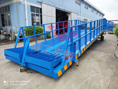 12噸移動(dòng)式登車橋 高護(hù)欄4I.jpg