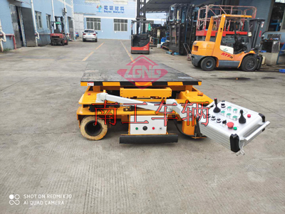 1675734394196649.jpg 2噸遙控自走式升降平臺5I.jpg