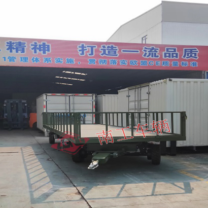 1676078093542010.jpg 5噸護(hù)欄平板拖車(chē)軍綠色3I.jpg