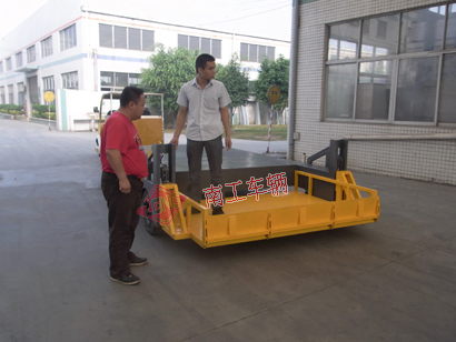 1676096643775923.jpg 全掛式自帶升降多功能平板車,自動(dòng)裝卸平板拖車3I.jpg