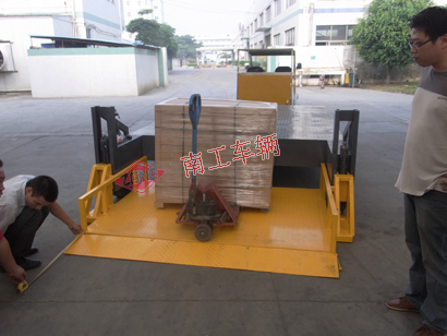 1676096657345271.jpg 全掛式自帶升降多功能平板車,自動(dòng)裝卸平板拖車4I.jpg