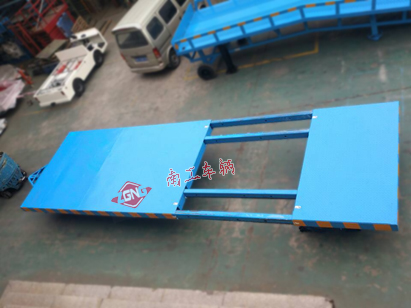 1676598964358385.jpg 15噸可伸縮型平板拖車I.jpg