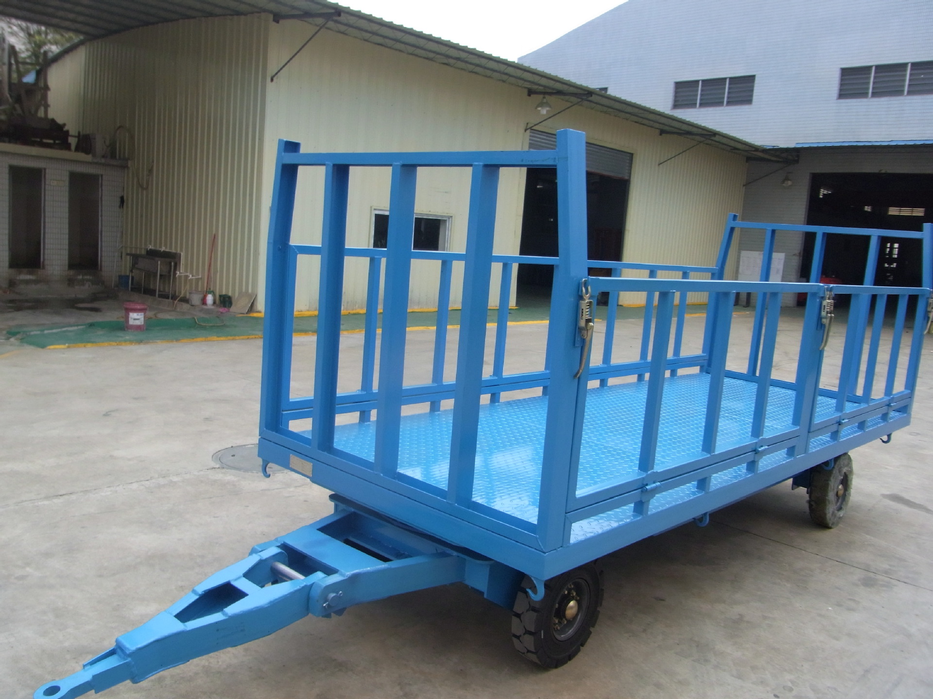 1678084273848326.jpg 3T下翻式護(hù)欄平板拖車4.jpg