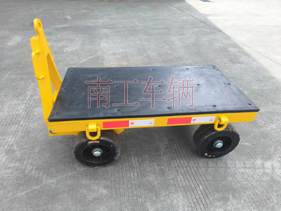 1722233038364315.jpg 2噸小型平板拖車(chē)帶膠墊3I.jpg