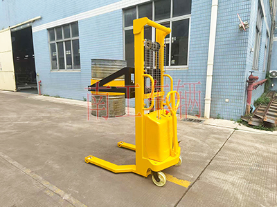 0.5噸帶自動旋轉(zhuǎn)升降油桶車3I.jpg