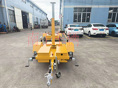 1763516937486362.jpg 手動升降廣告拖車 移動式拖車底盤5I.jpg